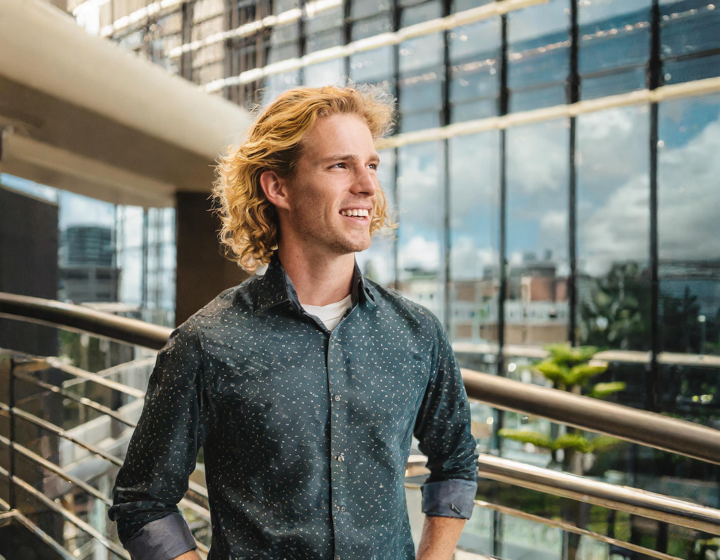 Mann mit freundlichem Lächeln im Büro